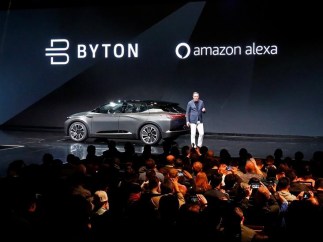El presidente y cofundador de Future Mobility, Daniel Kirchert, con el coche eléctrico Byton.