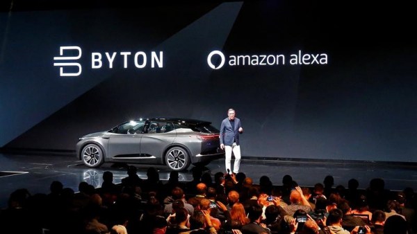 El presidente y cofundador de Future Mobility, Daniel Kirchert, con el coche eléctrico Byton. El presidente y cofundador de Future Mobility, Daniel Kirchert, con el coche eléctrico Byton.