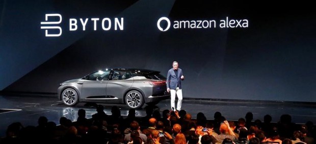 El presidente y cofundador de Future Mobility, Daniel Kirchert, con el coche elÃ©ctrico Byton.