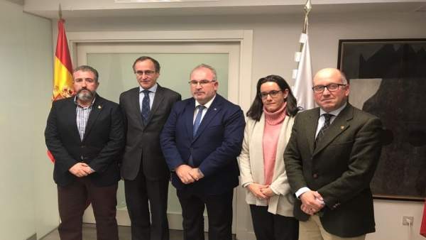 Alfonso Alonso y Carmelo Barrio con la AVT Alfonso Alonso y Carmelo Barrio con la AVT