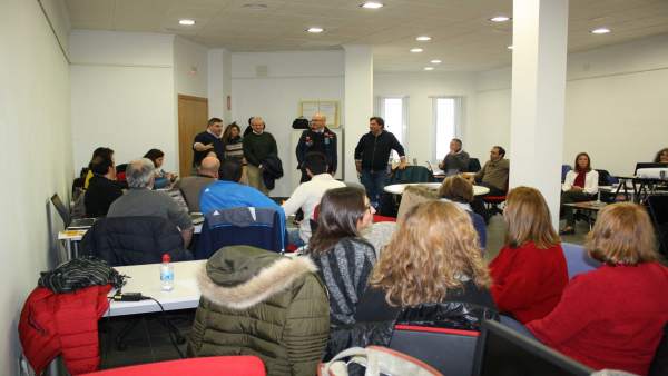 Carmona (centro) en un encuentro con responsables de los Guadalinfo Carmona (centro) en un encuentro con responsables de los Guadalinfo