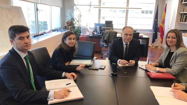Nota De Prensa, Corte E Foto: A Alcaldesa Logra O Compromiso Dunha Reunión A Tre Nota De Prensa, Corte E Foto: A Alcaldesa Logra O Compromiso Dunha Reunión A Tre