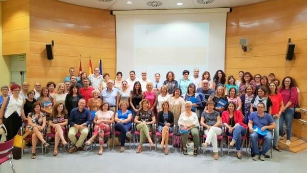 La consejera de Familia con los concejales de Servicios Sociales La consejera de Familia con los concejales de Servicios Sociales