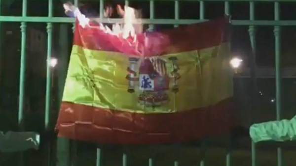 Miembros de Arran queman una bandera de España durante la Diada de Mallorca Miembros de Arran queman una bandera de España durante la Diada de Mallorca