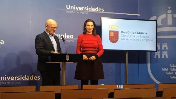 Juan Hernández y Nuria Fuentes en rueda de prensa Juan Hernández y Nuria Fuentes en rueda de prensa