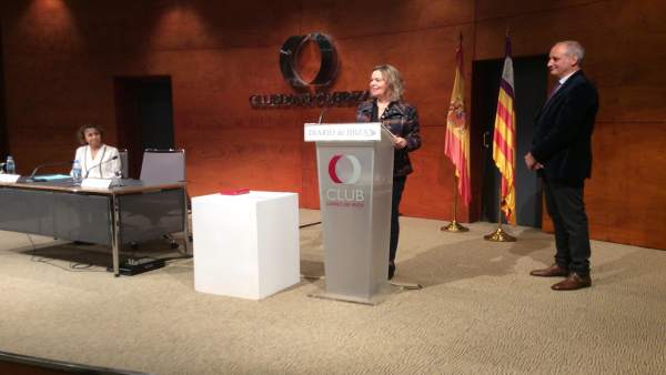 Salom en acto de Neus Mateu Salom en acto de Neus Mateu