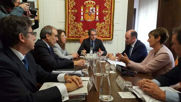 Iñigo de la Serna particpa en uan reunión sobre el TAV en Pamplona. Iñigo de la Serna particpa en uan reunión sobre el TAV en Pamplona.