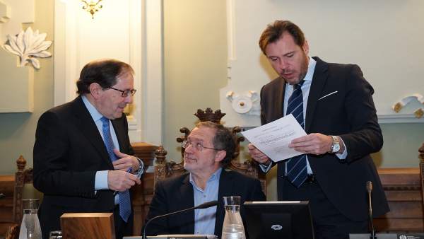 El alcalde, Óscar Puente, consulta un documento durante el Pleno de este martes El alcalde, Óscar Puente, consulta un documento durante el Pleno de este martes
