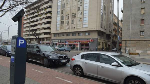 Parquímetro en una calle con coches aparcados en Lleida Parquímetro en una calle con coches aparcados en Lleida
