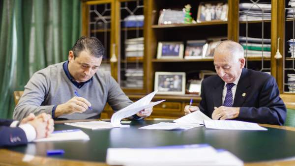 Gabriel Amat y el alcalde de Carboneras ya han firmado el contrato de obras. Gabriel Amat y el alcalde de Carboneras ya han firmado el contrato de obras.