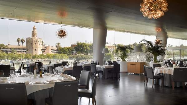 Interior de uno de los salones principales del restaurante Abades Triana Interior de uno de los salones principales del restaurante Abades Triana