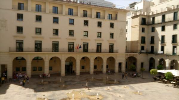Condemnat a set anys de presó un ancià que va matar el seu veí a punyalades a Elda (Alacant) després d'una discussió Condemnat a set anys de presó un ancià que va matar el seu veí a punyalades a Elda (Alacant) després d'una discussió