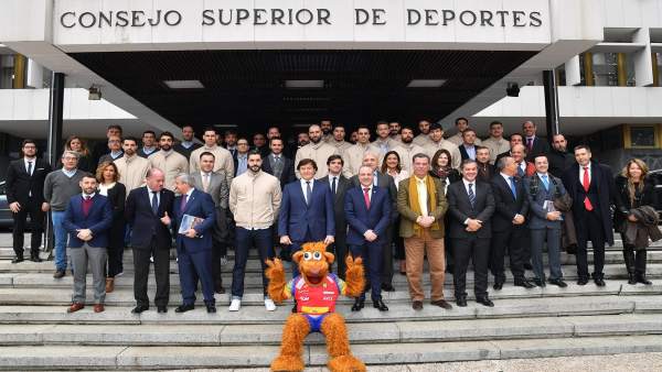 Lete preside la foto de familia con los Hispanos Lete preside la foto de familia con los Hispanos