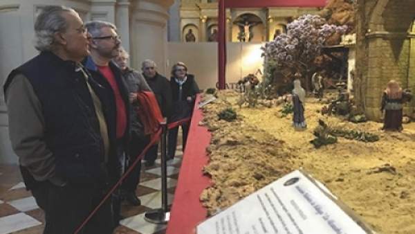 Visitantes en el belén de la Catedral de Málaga navidad misterio nacimiento 2017 Visitantes en el belén de la Catedral de Málaga navidad misterio nacimiento 2017