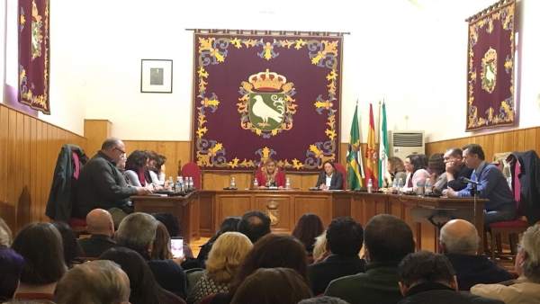 Pleno de Palomares del Río durante la moción de censura. Pleno de Palomares del Río durante la moción de censura.