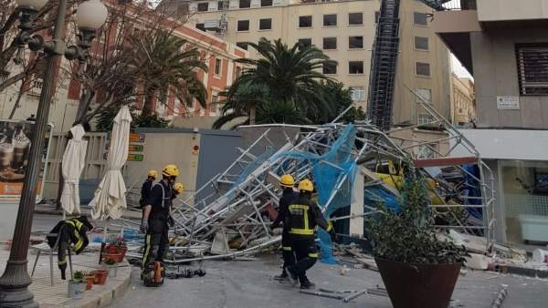 Bomberos trabajando en la zona del desplome Bomberos trabajando en la zona del desplome