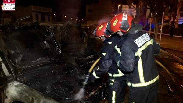 Arden seis vehículos en una calle de Burriana Arden seis vehículos en una calle de Burriana