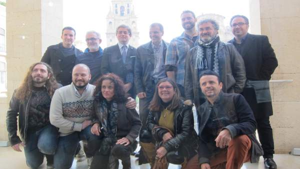 Jesús Pacheco junto a algunos de los artistas participantes Jesús Pacheco junto a algunos de los artistas participantes