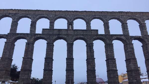 Vista del acueducto de Segovia con algo de nieve Vista del acueducto de Segovia con algo de nieve