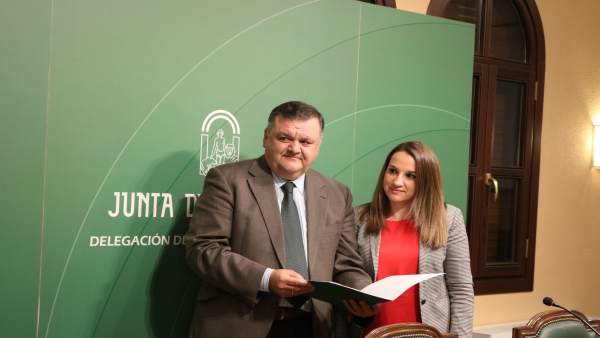 Ruiz y Zurera presentan las ayudas Ruiz y Zurera presentan las ayudas