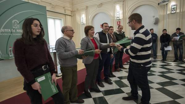 Nota Y Fotos / La Junta Aprueba Ayudas Para Más De 340 Jóvenes Agricultores Y Ga Nota Y Fotos / La Junta Aprueba Ayudas Para Más De 340 Jóvenes Agricultores Y Ga