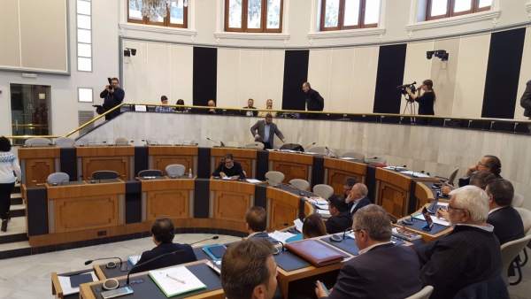 Los diputados del PP, en primer término, y la bancada de la oposición vacía Los diputados del PP, en primer término, y la bancada de la oposición vacía