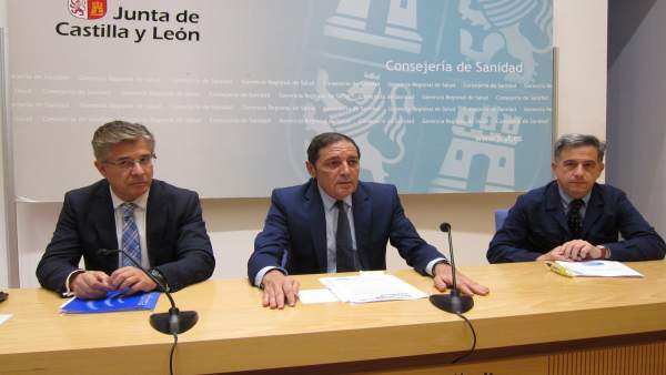 Sáez Aguado, en el centro, hace balance de las listas de espera Sáez Aguado, en el centro, hace balance de las listas de espera