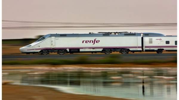Un tren Alvia de Renfe. Un tren Alvia de Renfe.