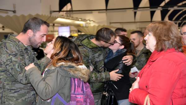 Los militares cordobeses se despiden de sus familias Los militares cordobeses se despiden de sus familias
