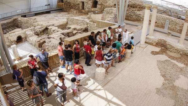Turistas visitan el Foro Romano Turistas visitan el Foro Romano