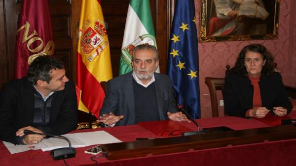 Firma de los convenios en el Ayuntamiento. Firma de los convenios en el Ayuntamiento.