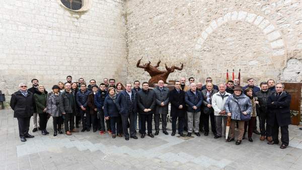 Los asistentes al acto delante de 'Centenaria' Los asistentes al acto delante de 'Centenaria'