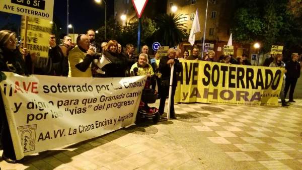 Concentración por un AVE soterrado en La Chana Concentración por un AVE soterrado en La Chana