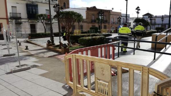 Obras en la Plaza de Cuatrovitas de Bollullos de la Mitación Obras en la Plaza de Cuatrovitas de Bollullos de la Mitación