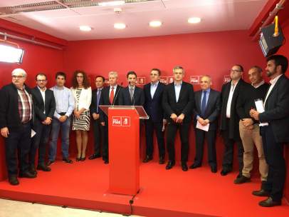 El secretario general del PSOE-M, José Manuel Franco (8i), junto a alcaldes y diputados socialistas.
