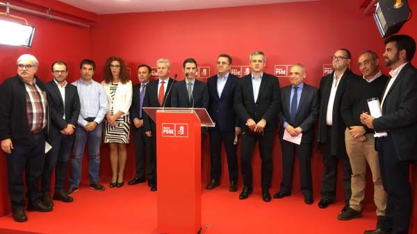 El secretario general del PSOE-M, José Manuel Franco (8i), junto a alcaldes y diputados socialistas. El secretario general del PSOE-M, José Manuel Franco (8i), junto a alcaldes y diputados socialistas.