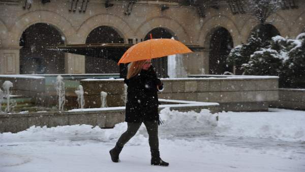 Una mujer camina por las calles nevadas de Teruel Una mujer camina por las calles nevadas de Teruel