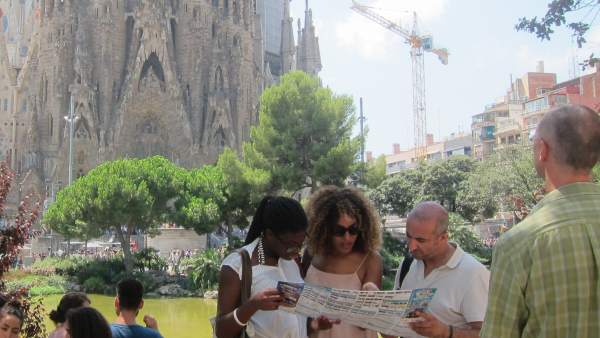 Turistas ante la Sagrada Família. Turistas ante la Sagrada Família.