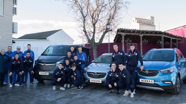 Selección Aragonesa y equipo técnico junto a los tres vehículos Opel Selección Aragonesa y equipo técnico junto a los tres vehículos Opel