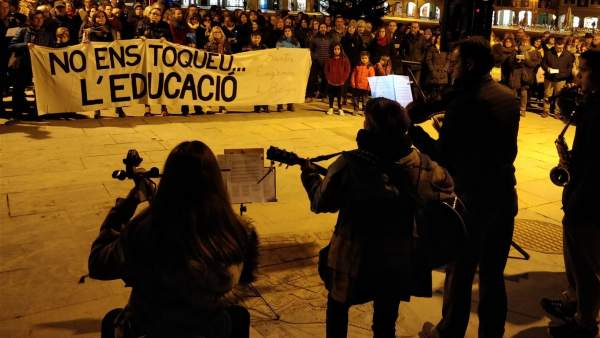Concentración en Vic (Barcelona) en defensa del modelo de escuela catalana. Concentración en Vic (Barcelona) en defensa del modelo de escuela catalana.
