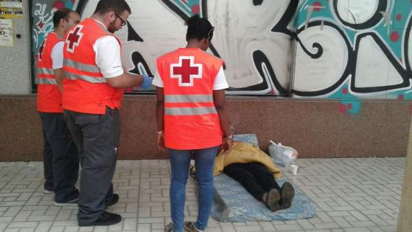 Cruz Roja Málaga atención sin techo persona sin hogar frío bajada temperatura Cruz Roja Málaga atención sin techo persona sin hogar frío bajada temperatura