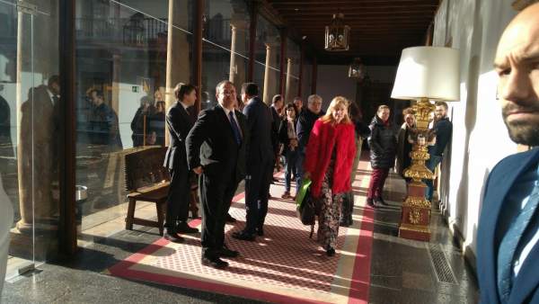 Responsables regionales, tras abandonar el salón de la rueda de prensa Responsables regionales, tras abandonar el salón de la rueda de prensa