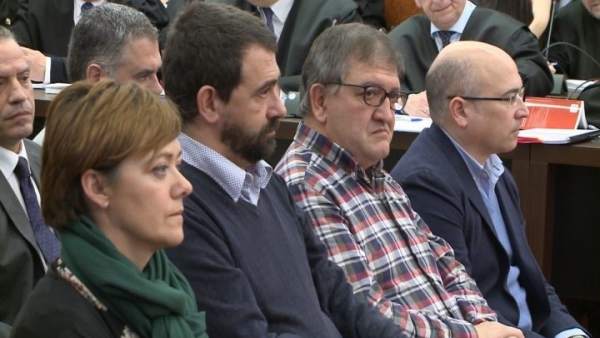 Alfredo de Miguel y Aitor Telleria, sentandos en el banquillo Alfredo de Miguel y Aitor Telleria, sentandos en el banquillo