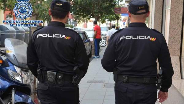 Agentes de Policía Nacional Agentes de Policía Nacional
