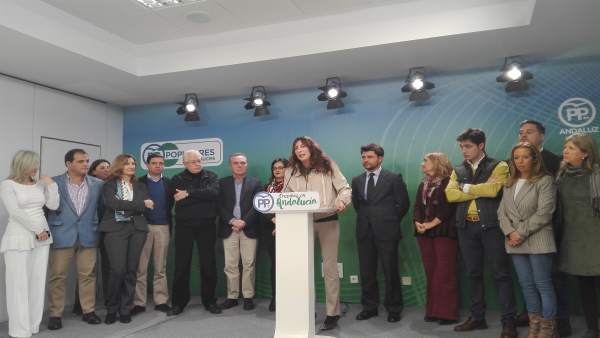 Loles López, hoy junto a miembros del PP de Sevilla Loles López, hoy junto a miembros del PP de Sevilla