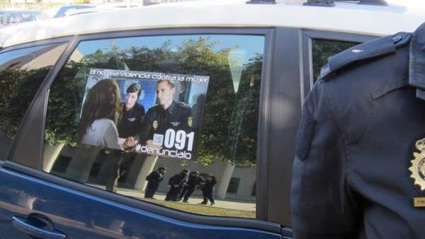 Coche de Policía con campaña contra la violencia de género Coche de Policía con campaña contra la violencia de género