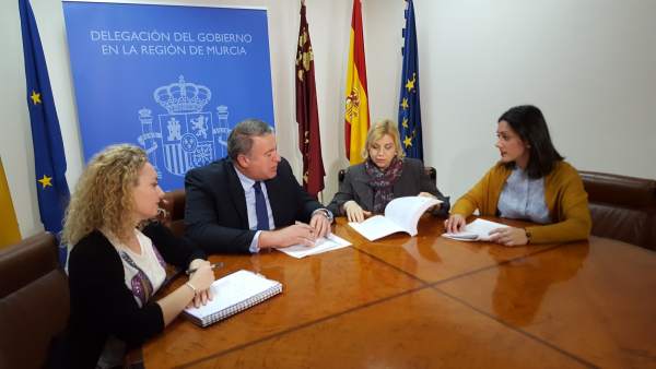 Foto/ Reunión De La Consejera De Familia E Igualdad De O Portunidades Y El Deleg Foto/ Reunión De La Consejera De Familia E Igualdad De O Portunidades Y El Deleg