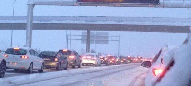 Coches atrapados en la AP-6 por el temporal de nieve