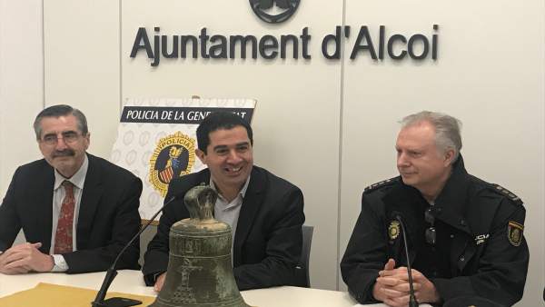 La campana recuperada durante su entrega al Ayuntamiento La campana recuperada durante su entrega al Ayuntamiento