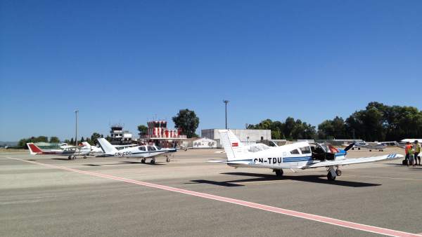 Avionetas en el Aeropuerto de Córdoba, con la torre de control al fondo Avionetas en el Aeropuerto de Córdoba, con la torre de control al fondo